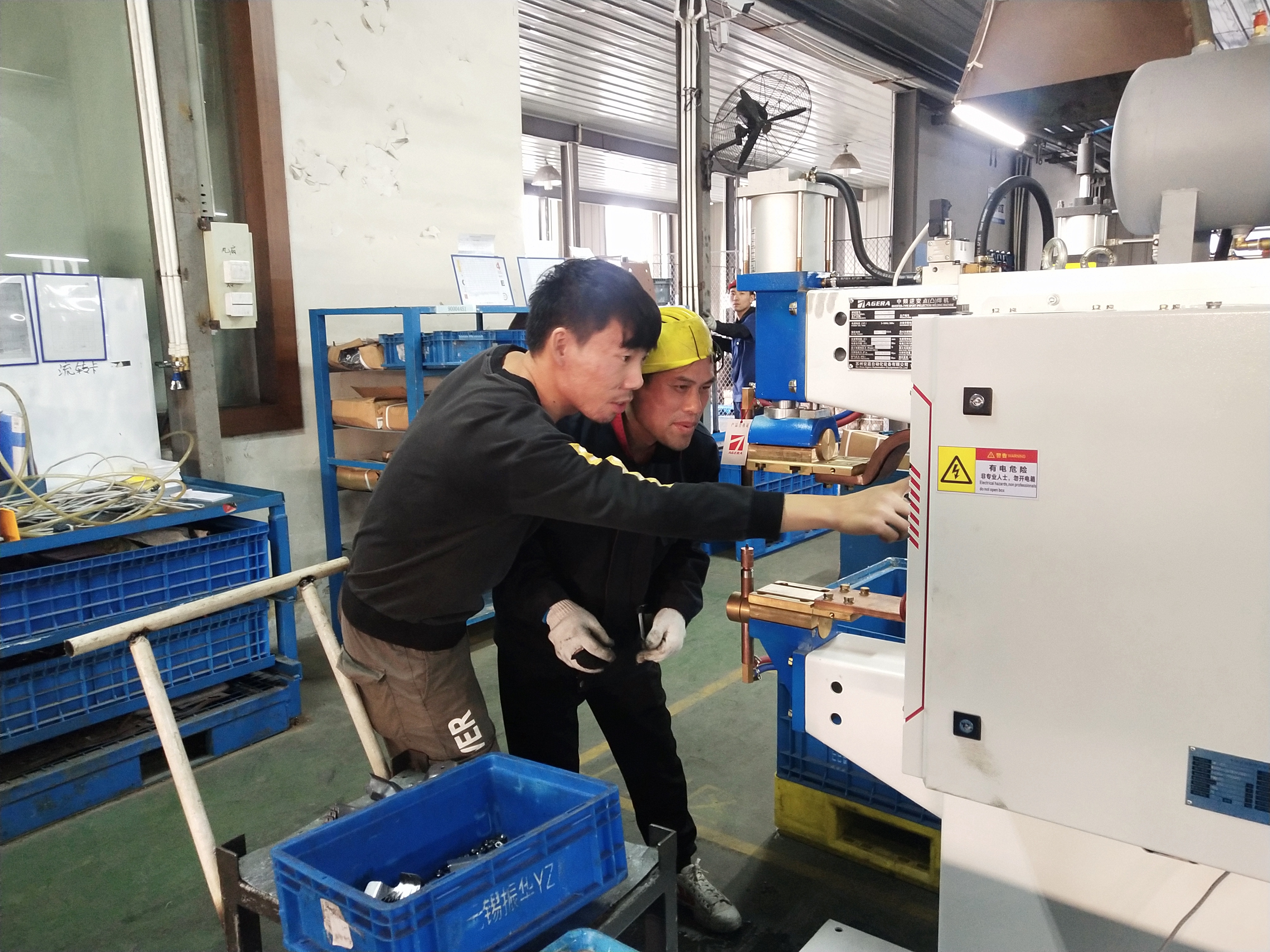 万泰娱乐售后工程师给客户现场培训