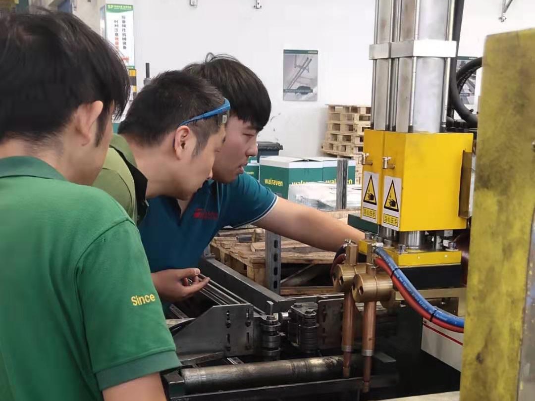 万泰娱乐售后工程师给客户现场培训