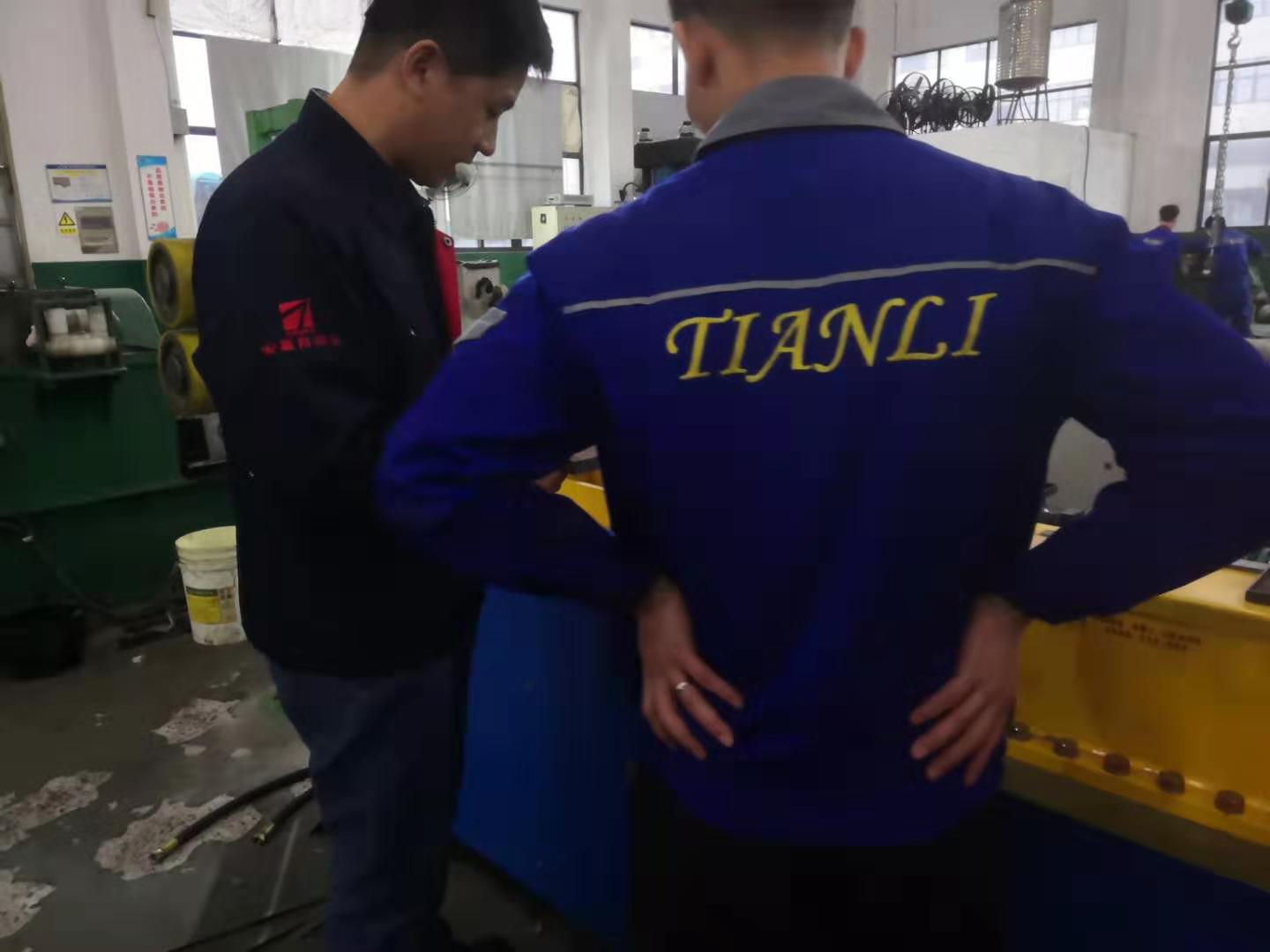万泰娱乐售后工程师给客户现场培训