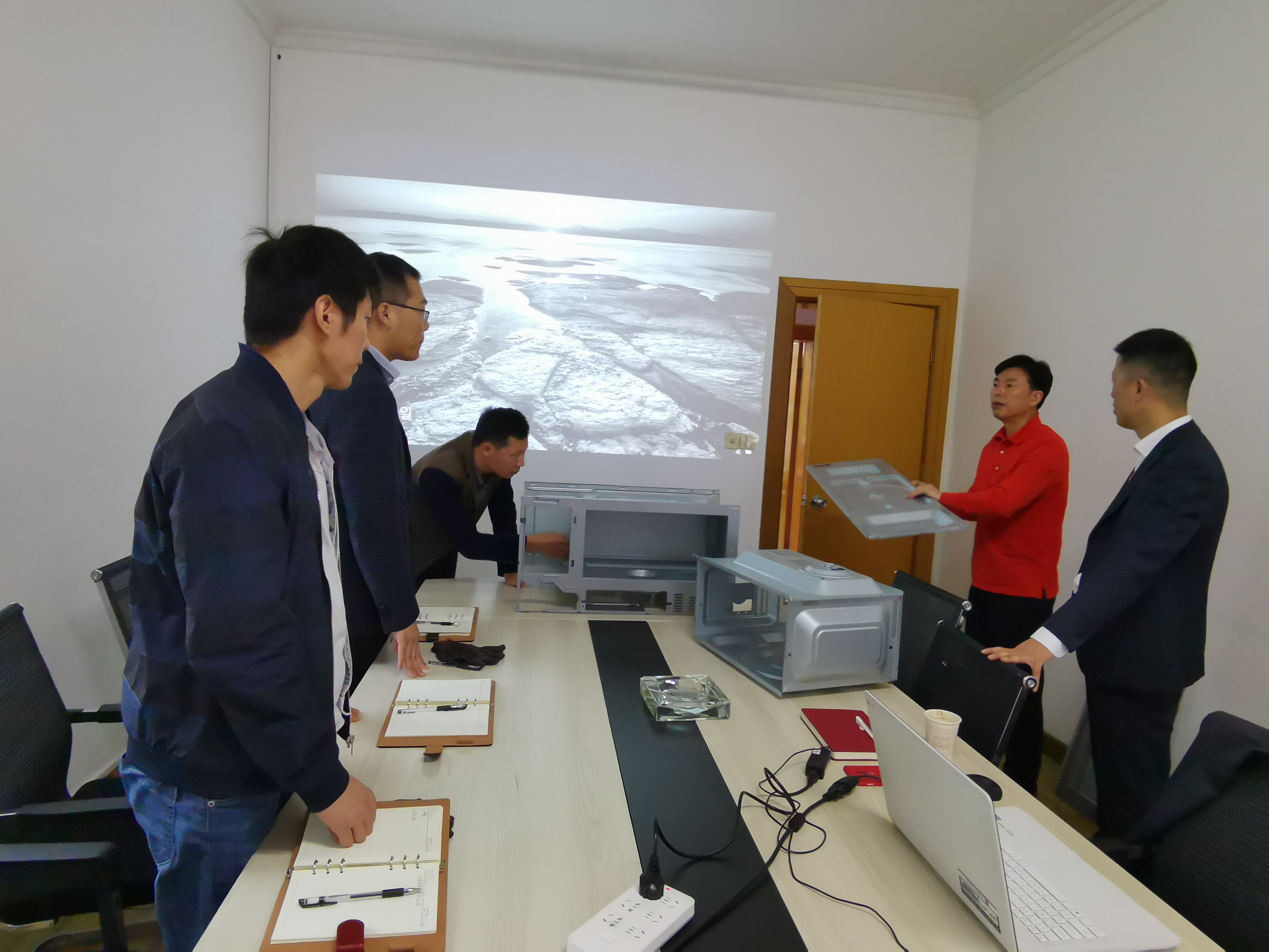 万泰娱乐研发总工与韩国客户探讨方案