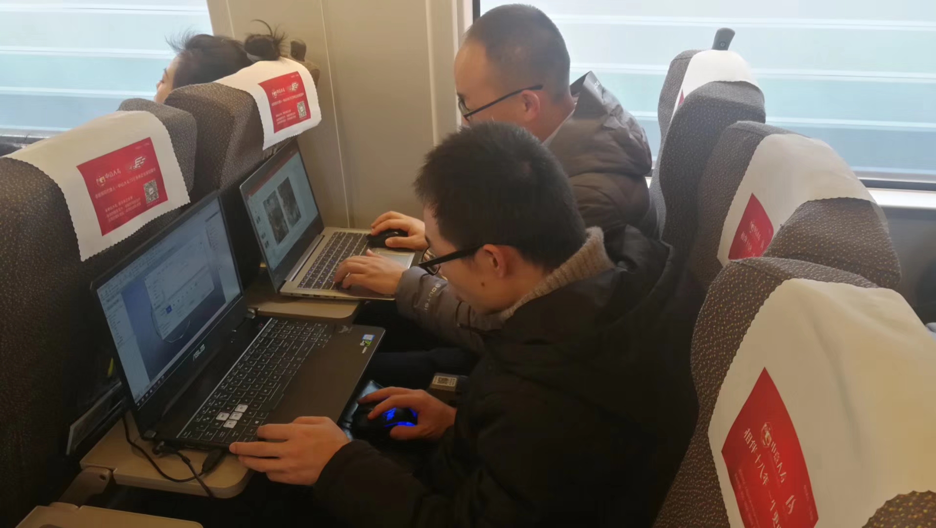 万泰娱乐人奋战在去客户的高铁上