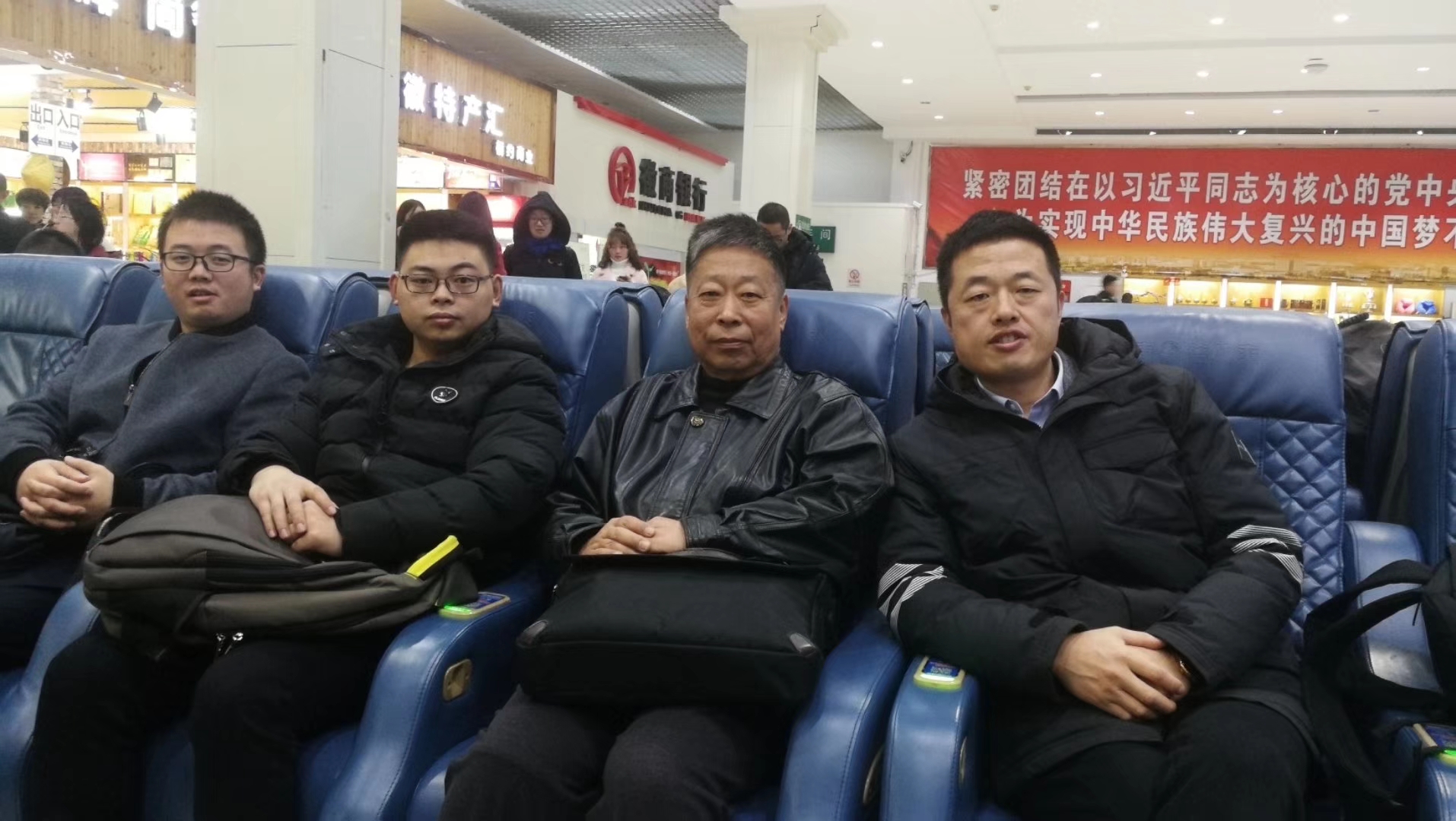 万泰娱乐人出差凌晨3点在机场留影